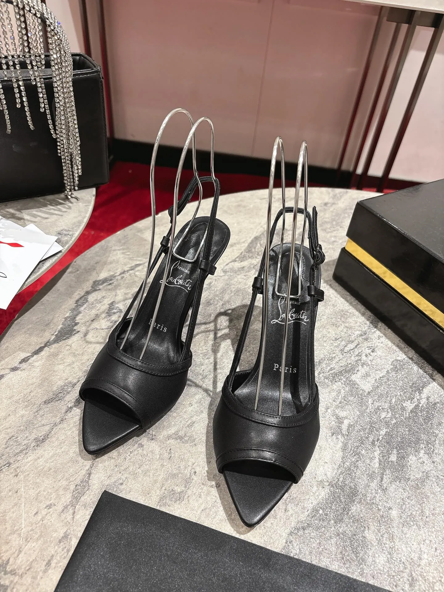 👟👟Ex-factory price 640👟👟 🆑❥∙Back empty sandals🦋✪ꫛꫀw.✔︎ Featuring a slightly pointed toe and slim straps, this model is crafted in white calfskin with an 85mm heel height and added hand-placed crystals on the front. It features our signature Louboutin red sole with Christian Louboutin's signature and heart-shaped stamped logo on the insole. Size: 34 yards-43 yards (34.40.41.42. Customized, non-refundable and non-exchangeable‼️, 43 yards➕20💰) Heel height: 8.5 Color: white black